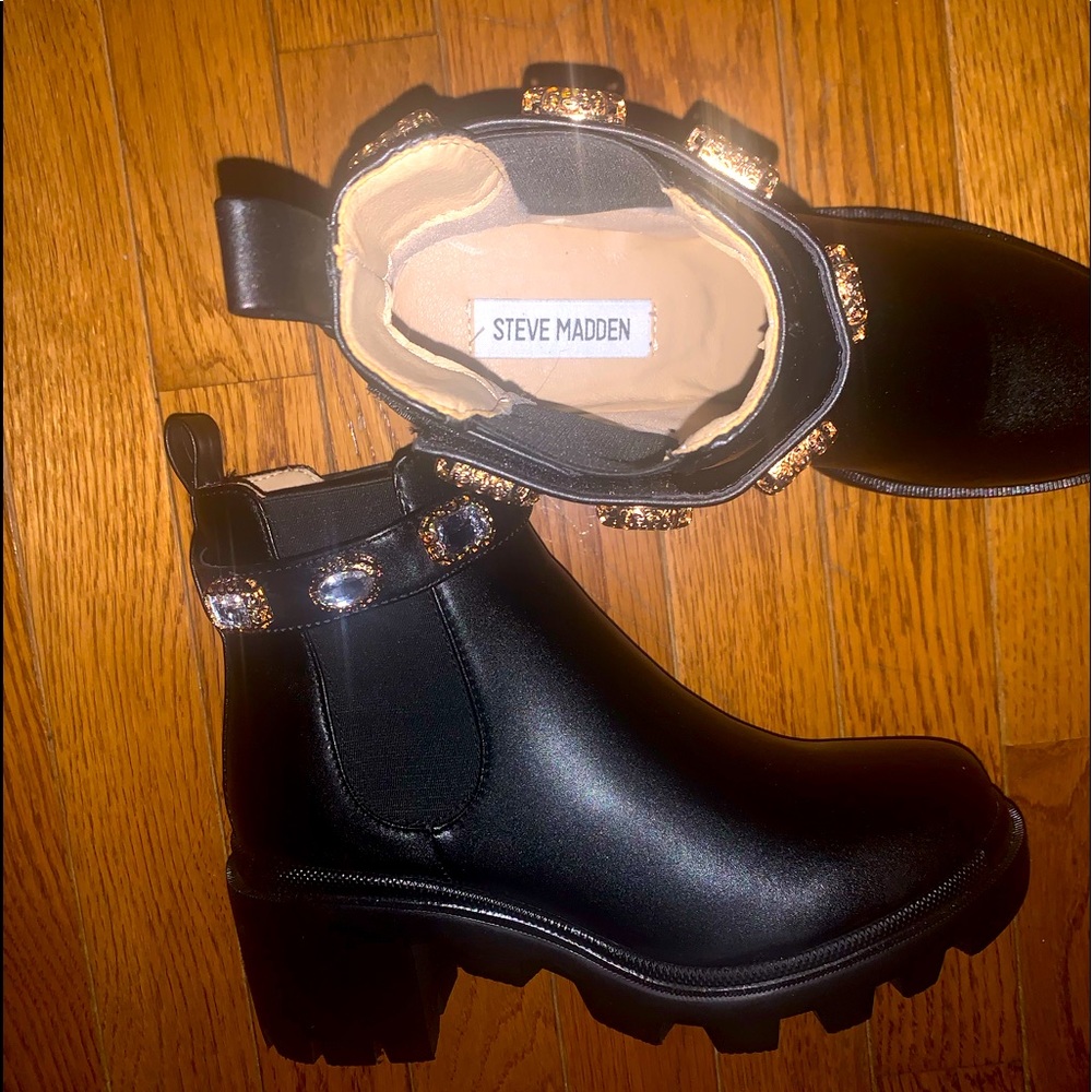 Haven’t been worn. Material is new. Clean shoes. Causal shoes.